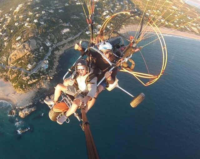 Vuelo bajo el sol en la playa.JPG